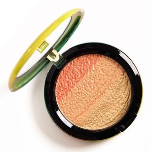 MAC freshen up highlight powder